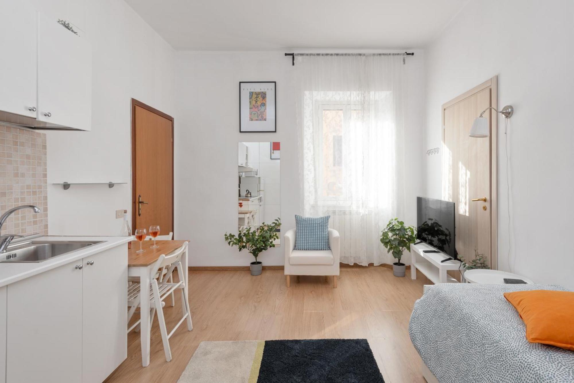 Central Little Basic Apartment Rome Bagian luar foto