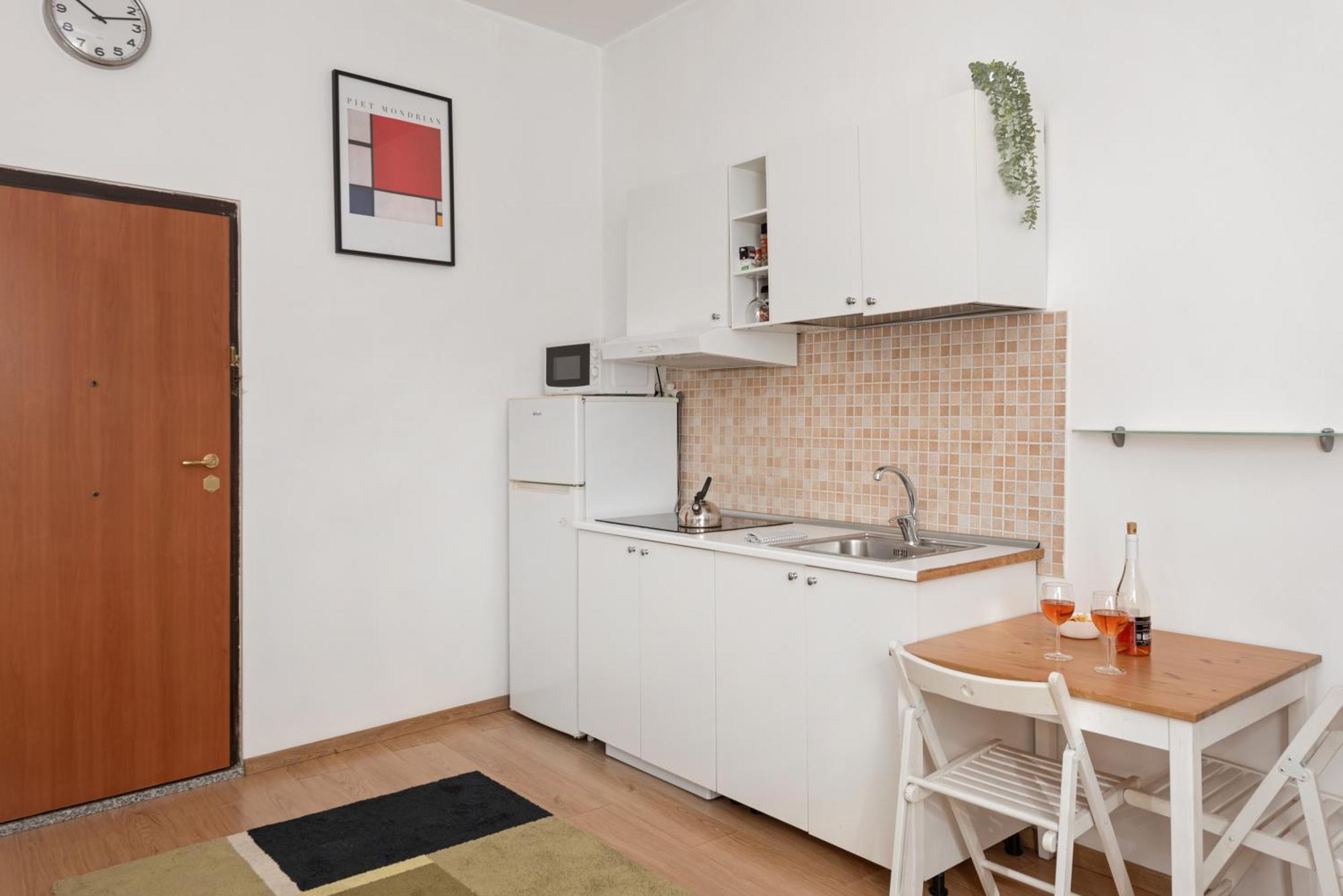 Central Little Basic Apartment Rome Bagian luar foto