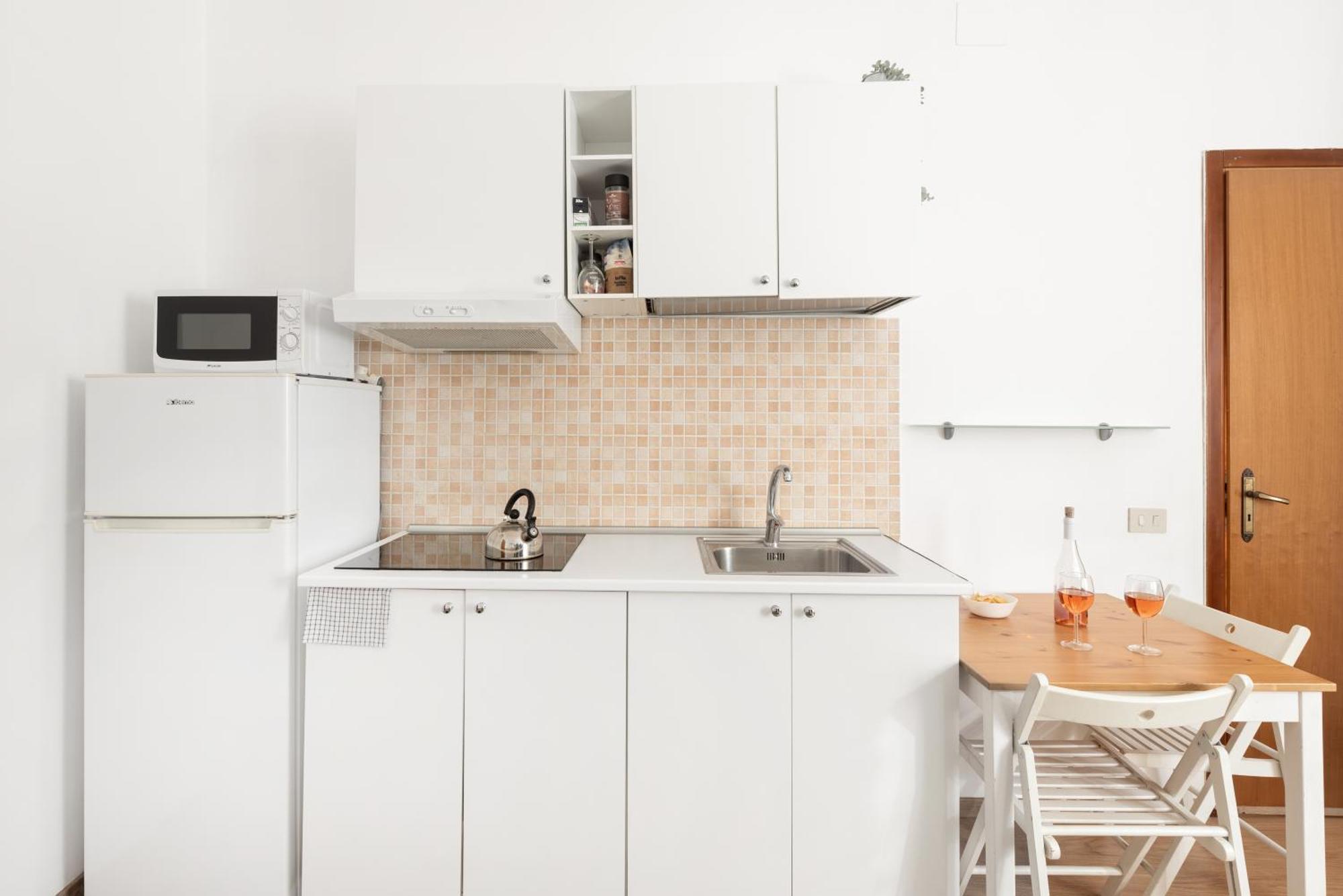 Central Little Basic Apartment Rome Bagian luar foto