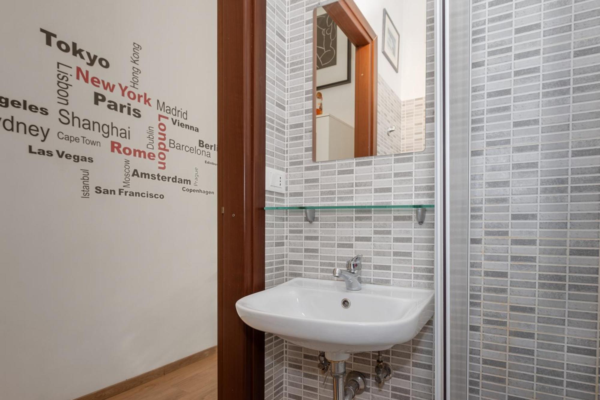 Central Little Basic Apartment Rome Bagian luar foto